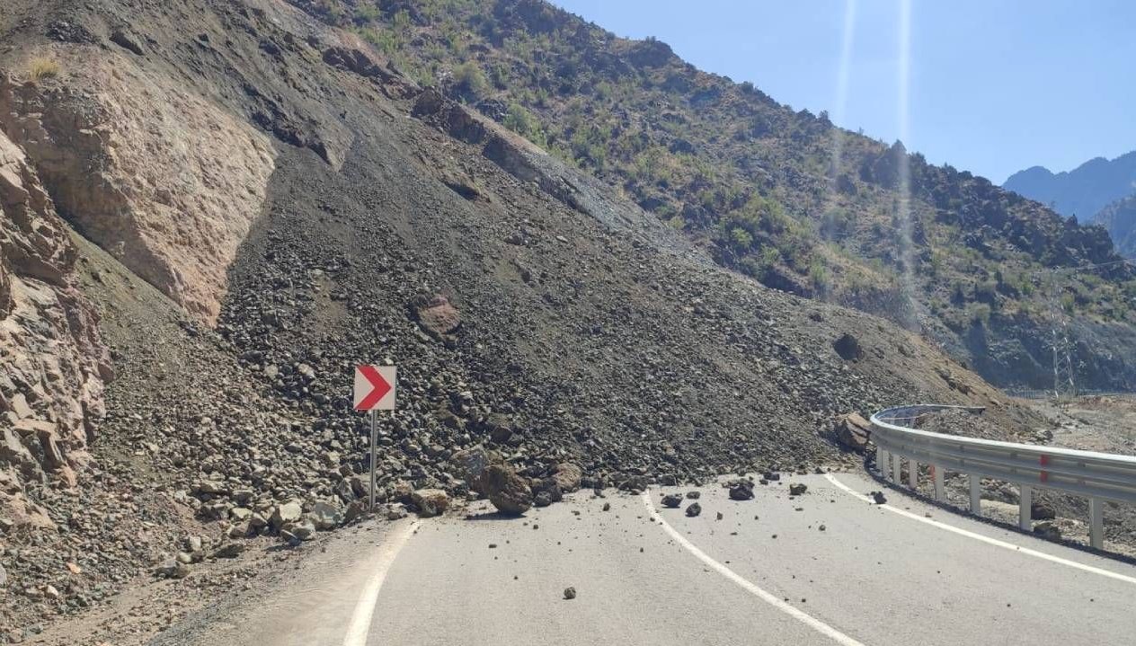 Artvin’de heyelan: Yol ulaşıma kapandı