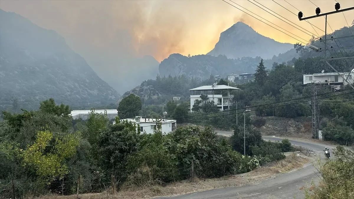 Mersin’de Orman Yangınına Müdahale Devam Ediyor
