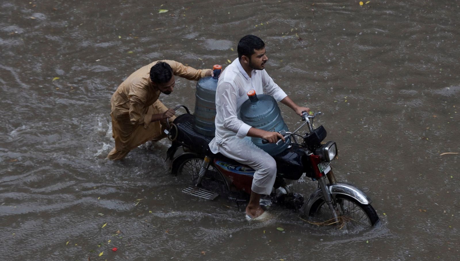 Selde yıkılan kanalı onarmaya çalışan 7 gönüllü toprak altında kaldı