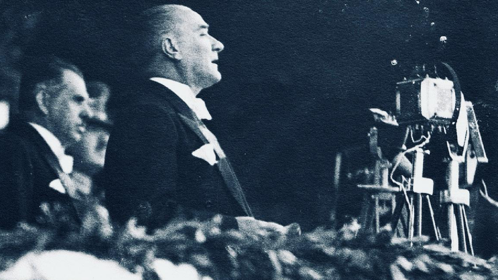 Atatürk’ün onuncu yıl nutku konuşmasında sesi neden çatallı ve yayın neden cızırtılı; işte o ilginç kazanın hikâyesi