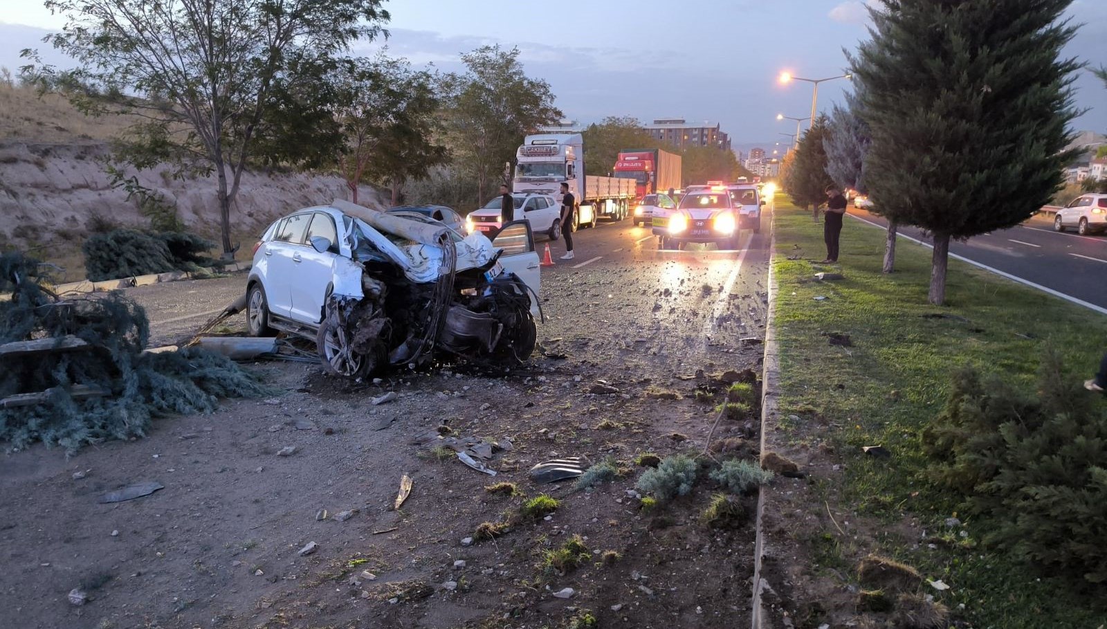Aydınlatma direği otomobilin üzerine düştü: 2 yaralı