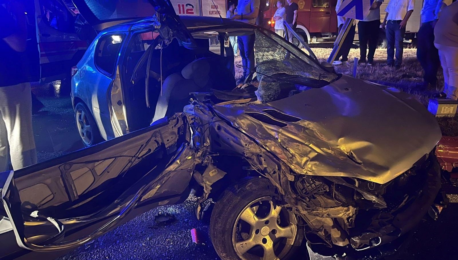 Otomobil ve civciv yüklü TIR çarpıştı