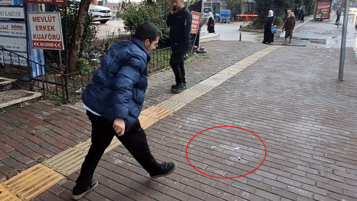 Bursa’da tepki görünce yerdeki çöplerini topladı
