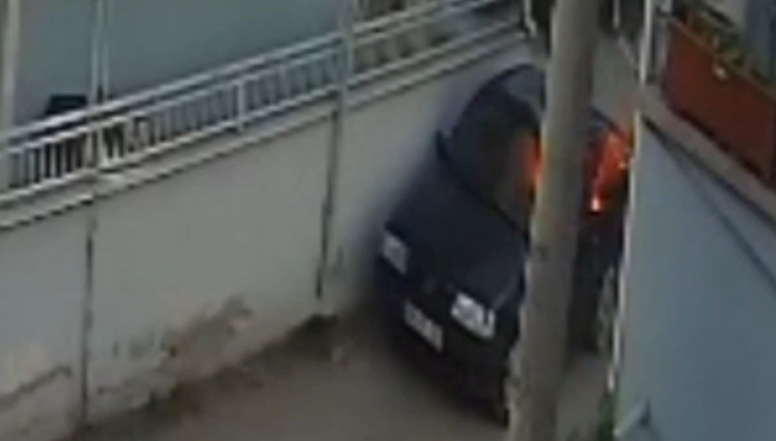 Husumetlisinin arabasını benzin döküp yaktı