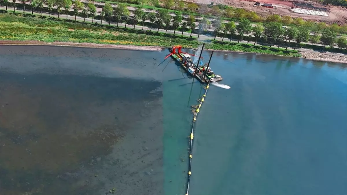 izmit korfezinde dip camuru temizleniyor UuiP4OU7.jpg