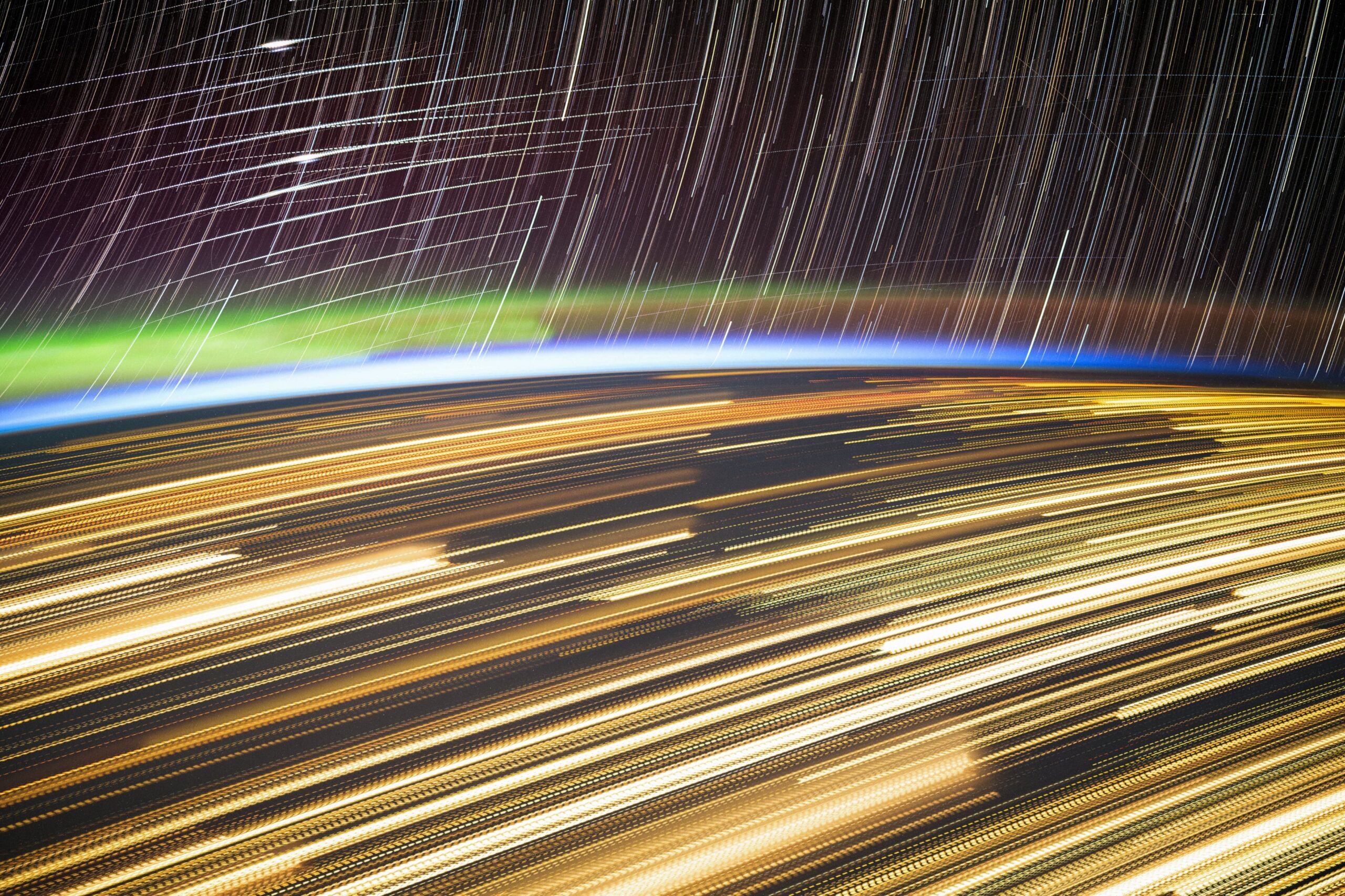 NASA astronotundan etkileyici video: Starlink uyduları ve yeşil auroralar