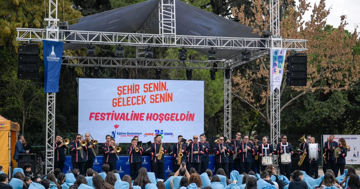 Üniversiteli gençler İzmir’e festivalle “merhaba” dedi