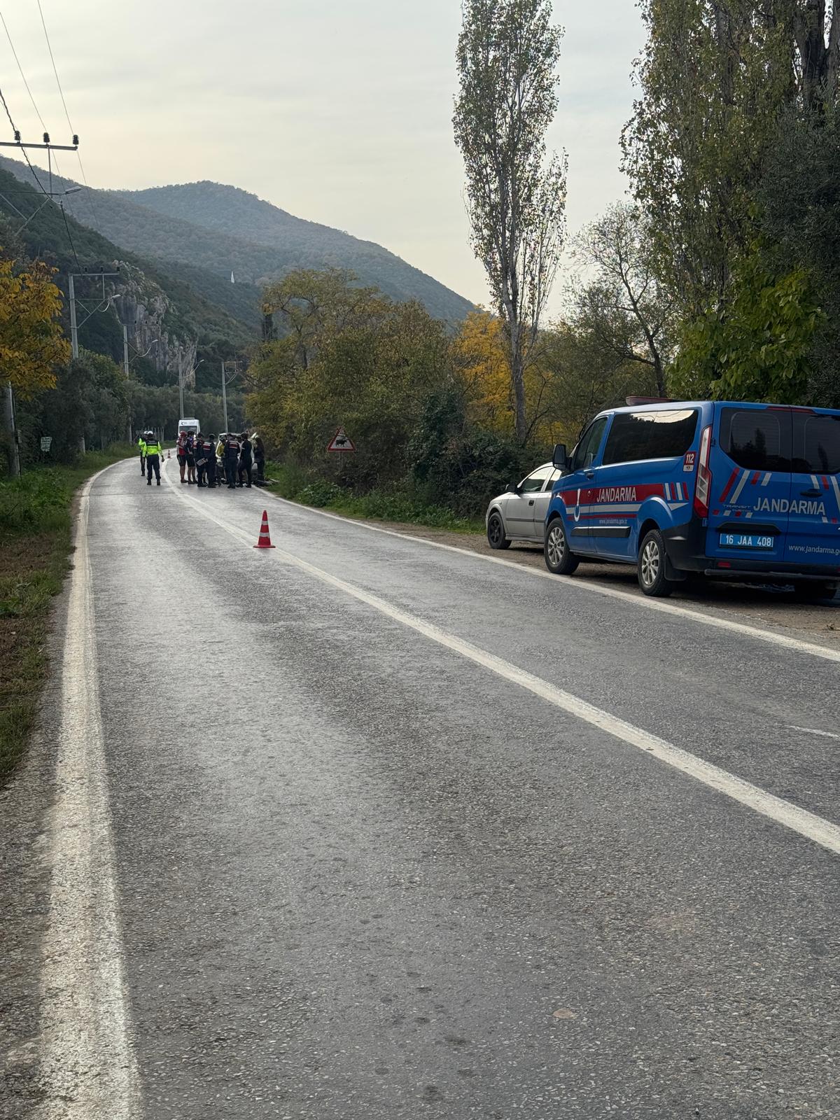 Bisikletli gruba otomobil çarptı: 2 yaralı