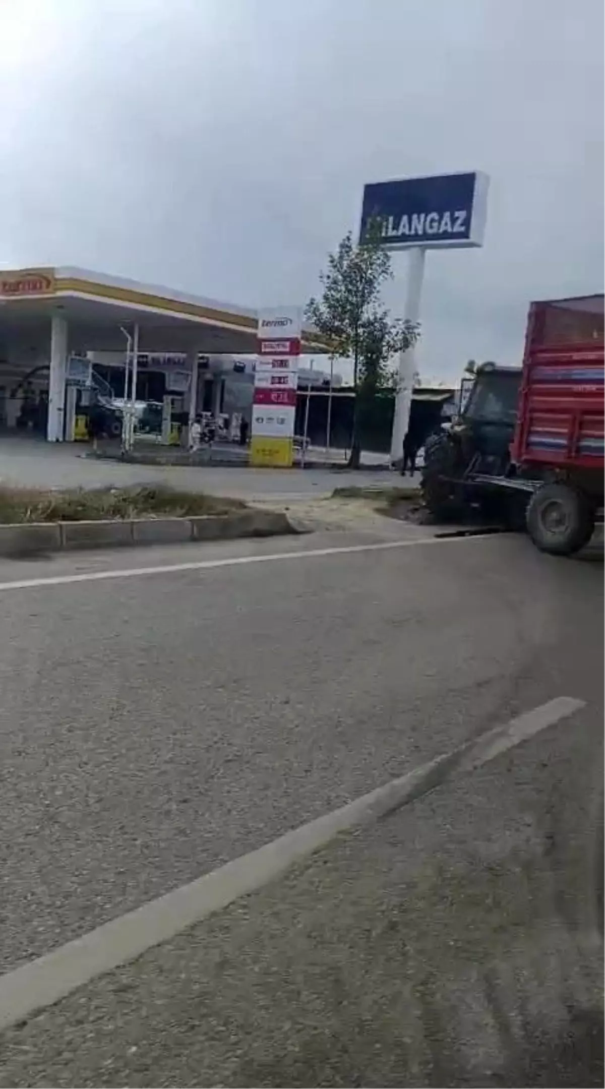 Denizli’de Traktör ile Otomobil Çarpıştı: İki Yaralı