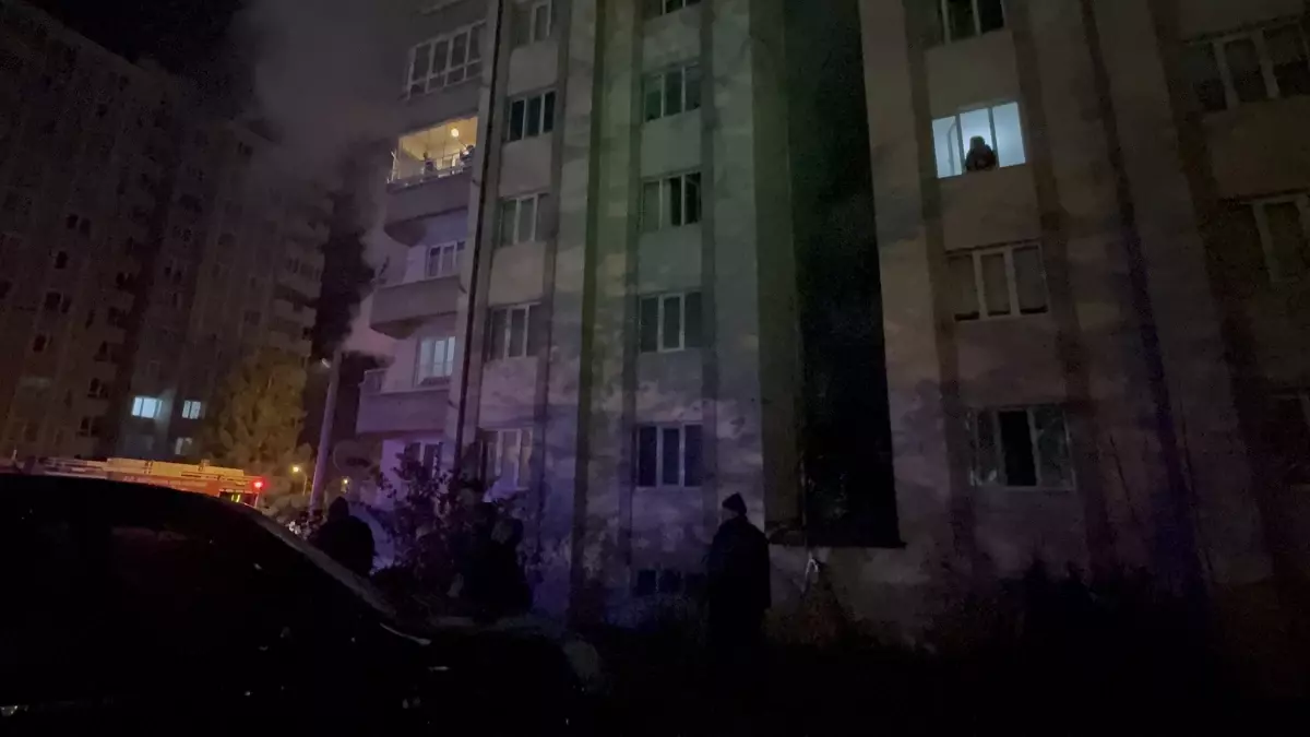Kütahya’da 8 katlı apartmanda yangın: 1 ölü, 2 yaralı