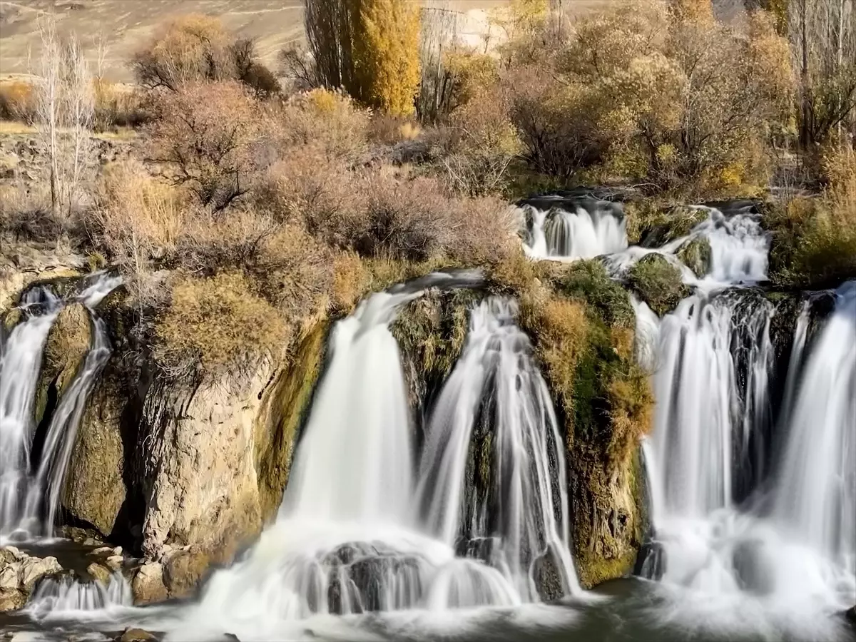 Muradiye Şelalesi Sonbaharda Büyüleyici Güzelliğiyle Ziyaretçilerini Ağırlıyor