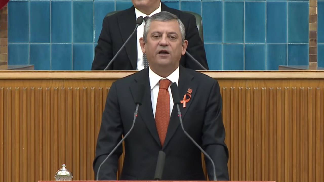 Özgür Özel, grup toplantısında konuşuyor