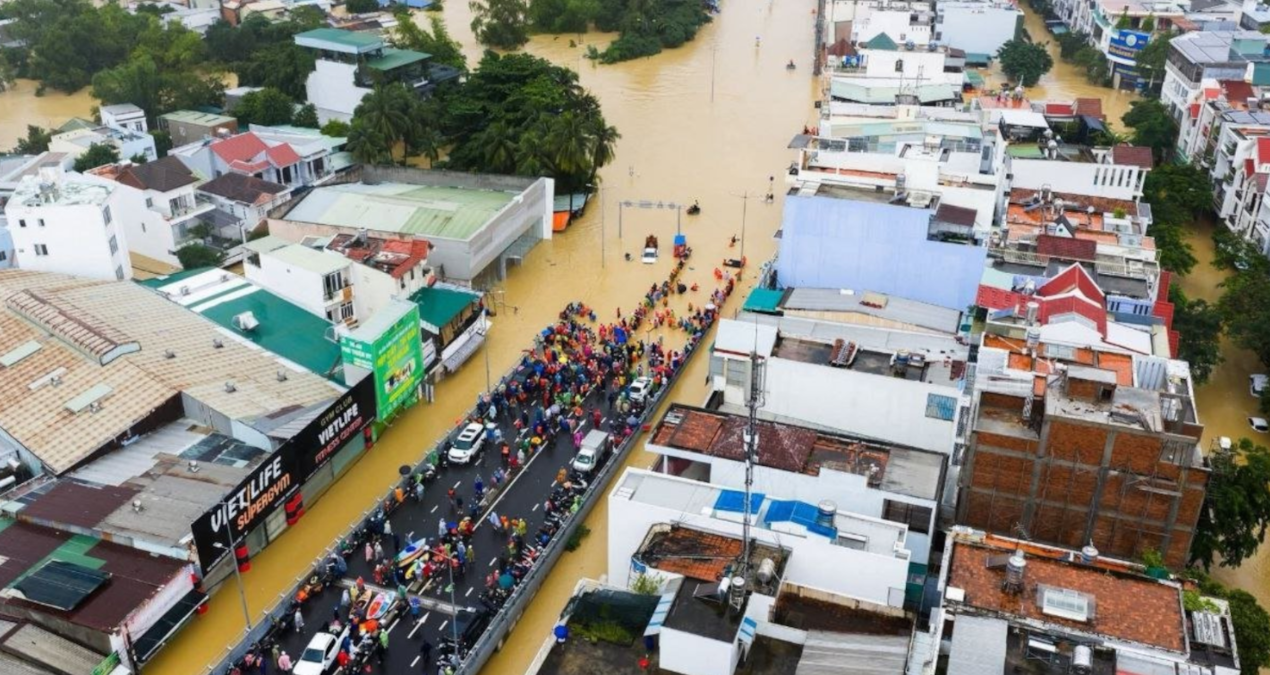 Sel felaketinde 47 kişi yaşamını yitirdi: Arabalar ve sandallar aynı sokakta yol aldı