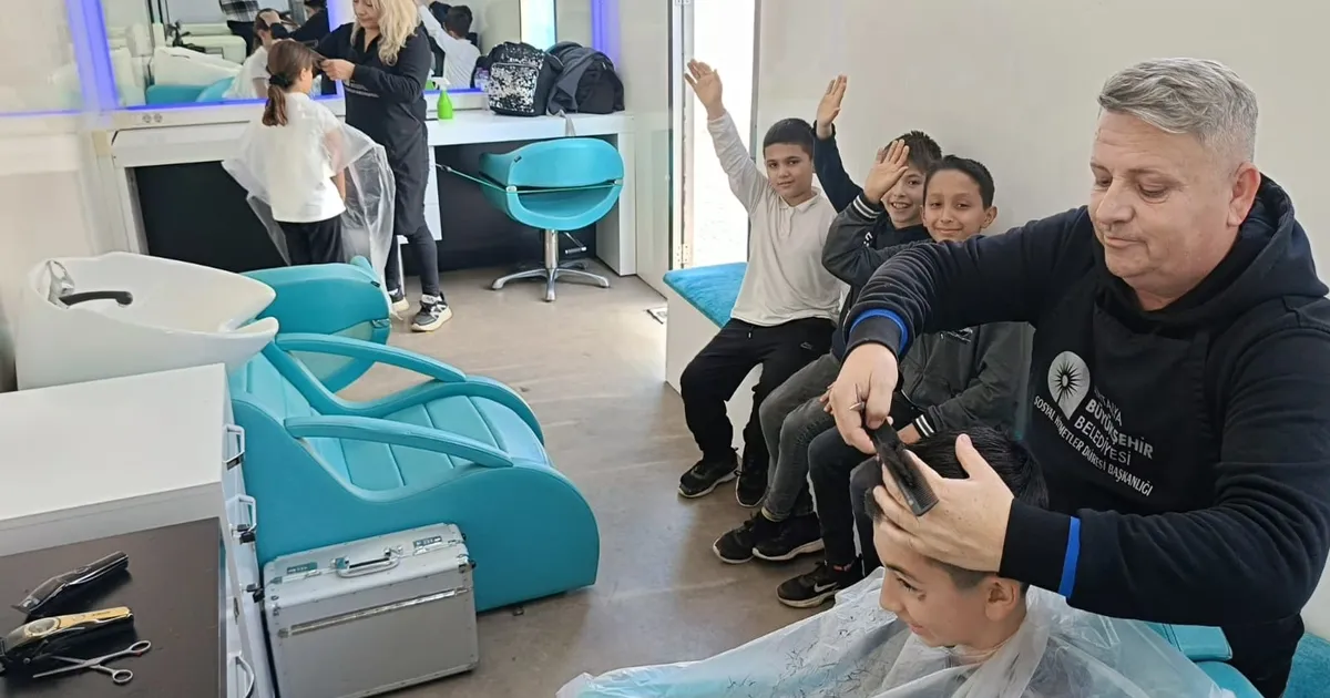 Antalya Büyükşehir Mobil Kuaför Tırı öğrencilerin hizmetinde