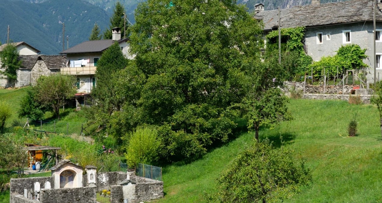 Bu ülke köyüne gelene milyonlar veriyor