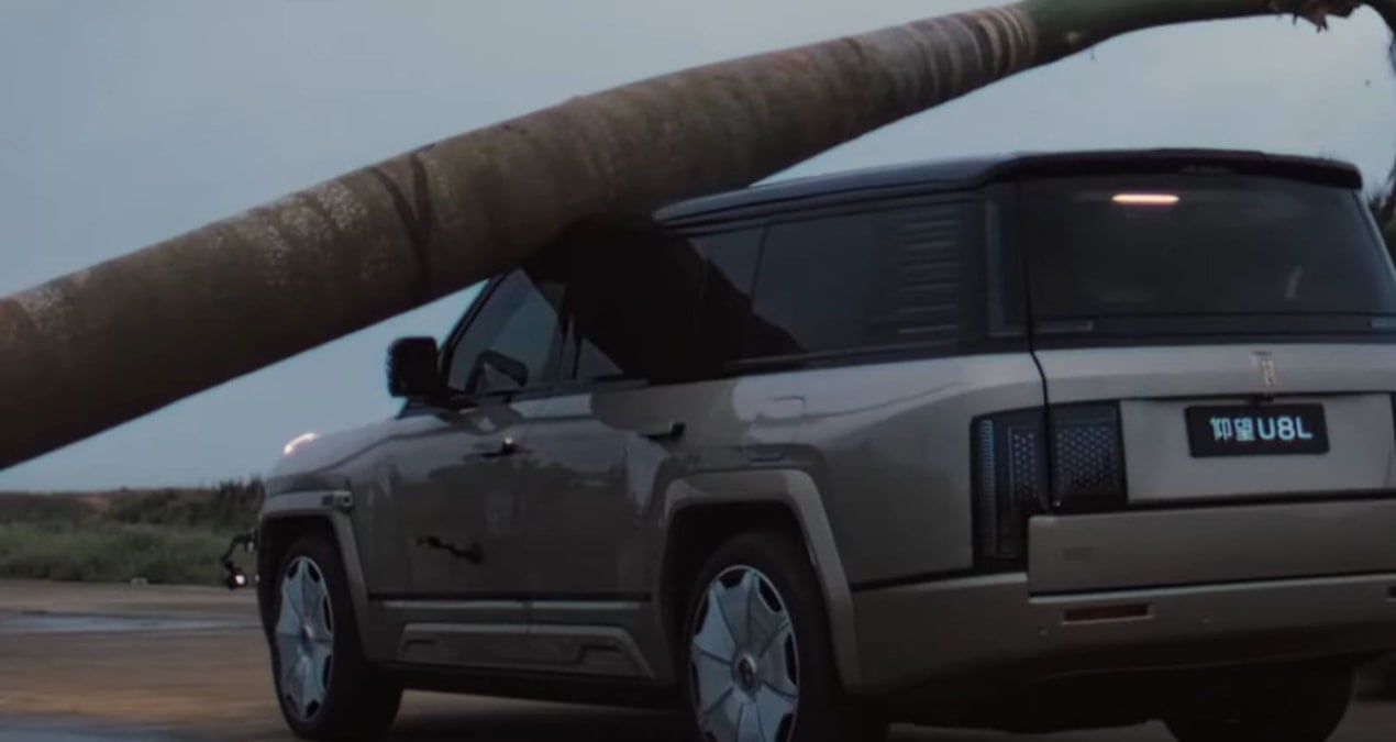 Elektrikli aracın üstüne 2 tonluk ağaç düştü! Çizik bile almadı