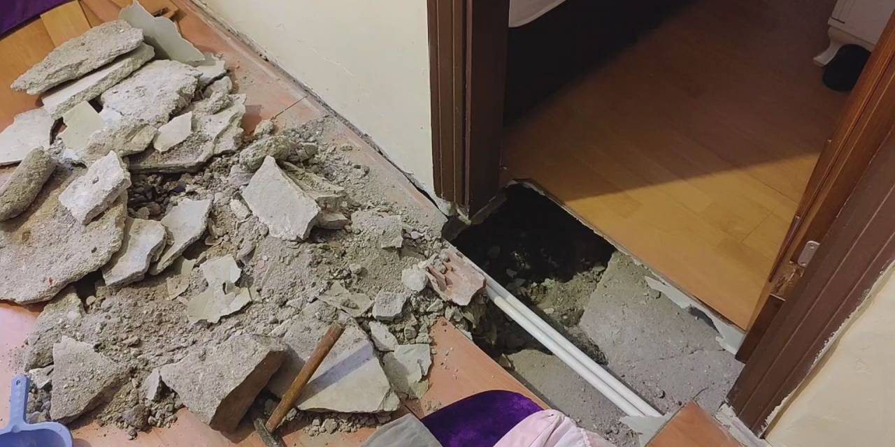 Fatih’te 4 katlı binanın zemininde çökme!