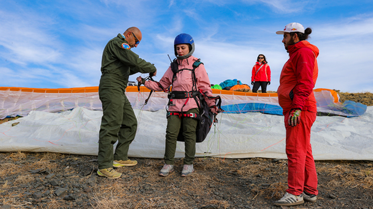 Hakkari’de öğretmen pilot, yamaç paraşütünü yaygınlaştırdı