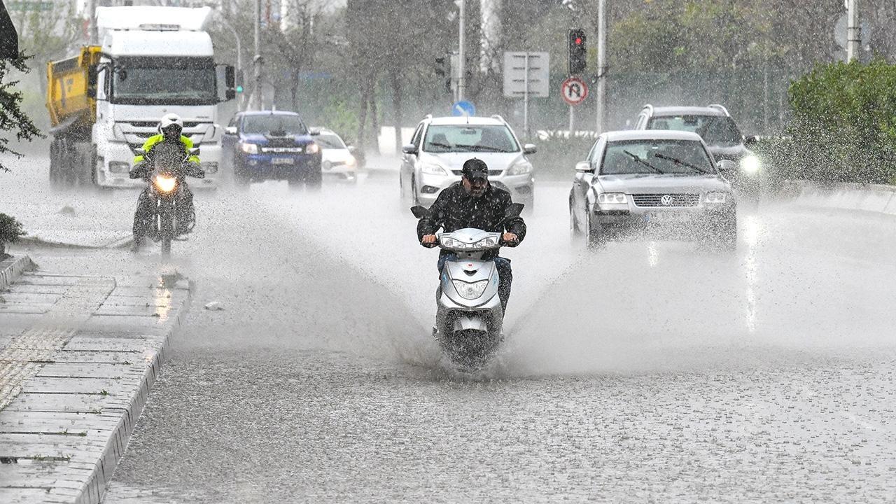 Meteoroloji uyarmıştı! İstanbul’da sağanak yağış başladı