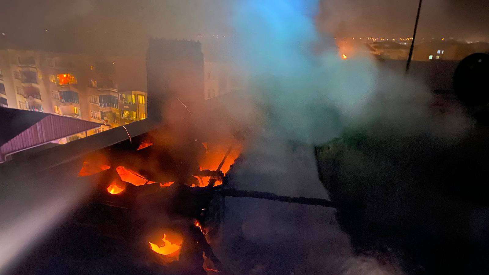 Samsun’da 7 katlı binanın çatı katında çıkan yangın söndürüldü