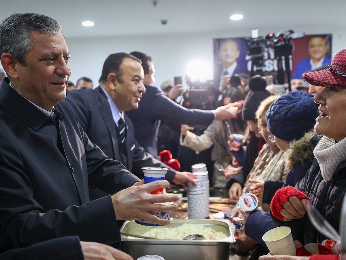 Özgür Özel, cuma namazının ardından vatandaşlara hayır yemeği dağıttı