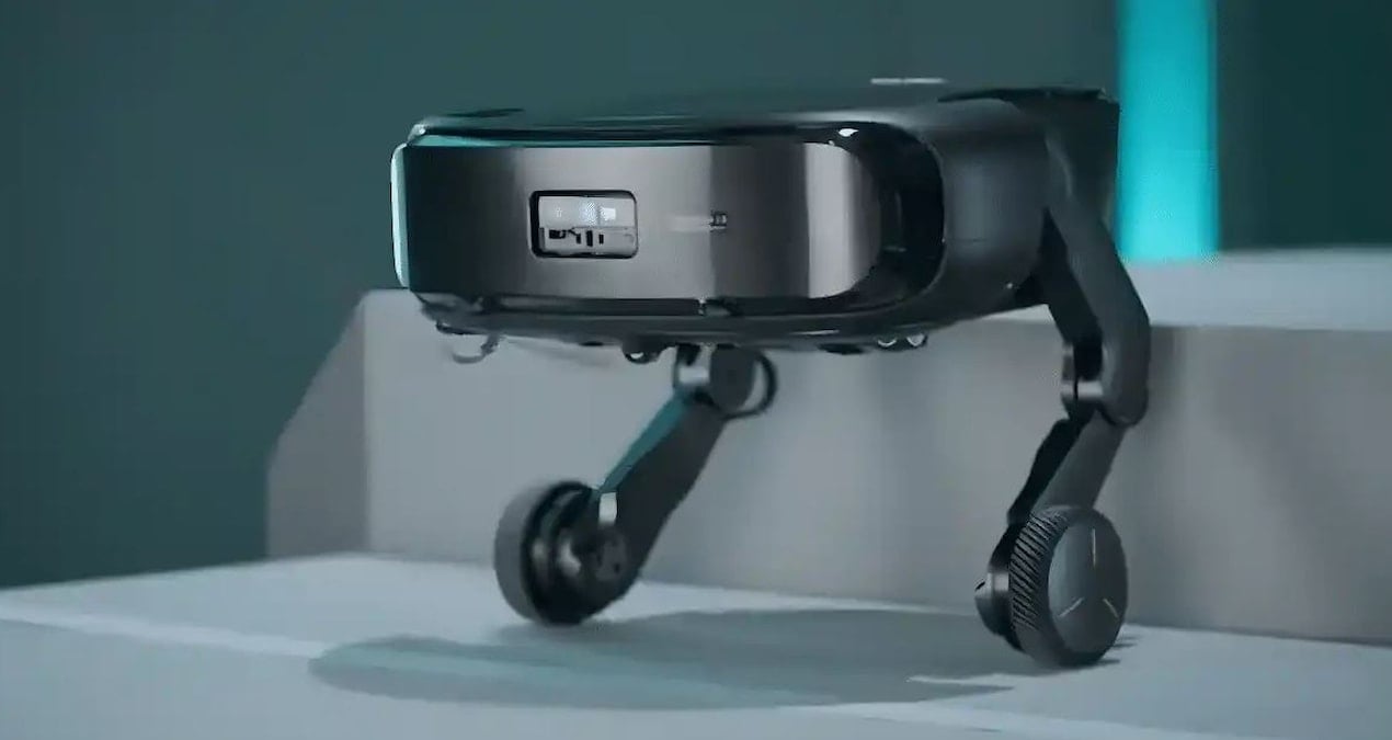 Robot süpürgenin ayağı çıktı! Merdivenleri temizleyerek çıkıyor