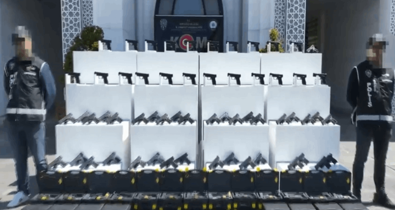 Durdurulan Minibüste 60 Tabanca ve Mühimmat Ele Geçirildi