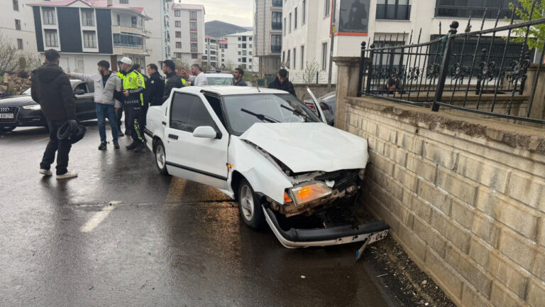 iki-aracin-carpistigi-kazada-2-kisi-yaralandi-eTcsM14f