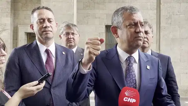 ozgur-ozelden-numan-kurtulmusla-gorusmesinin-ardindan-aciklama-turkiyenin-en-genis-cografyasinda-ara-secime-gidelim-HfZySvFu